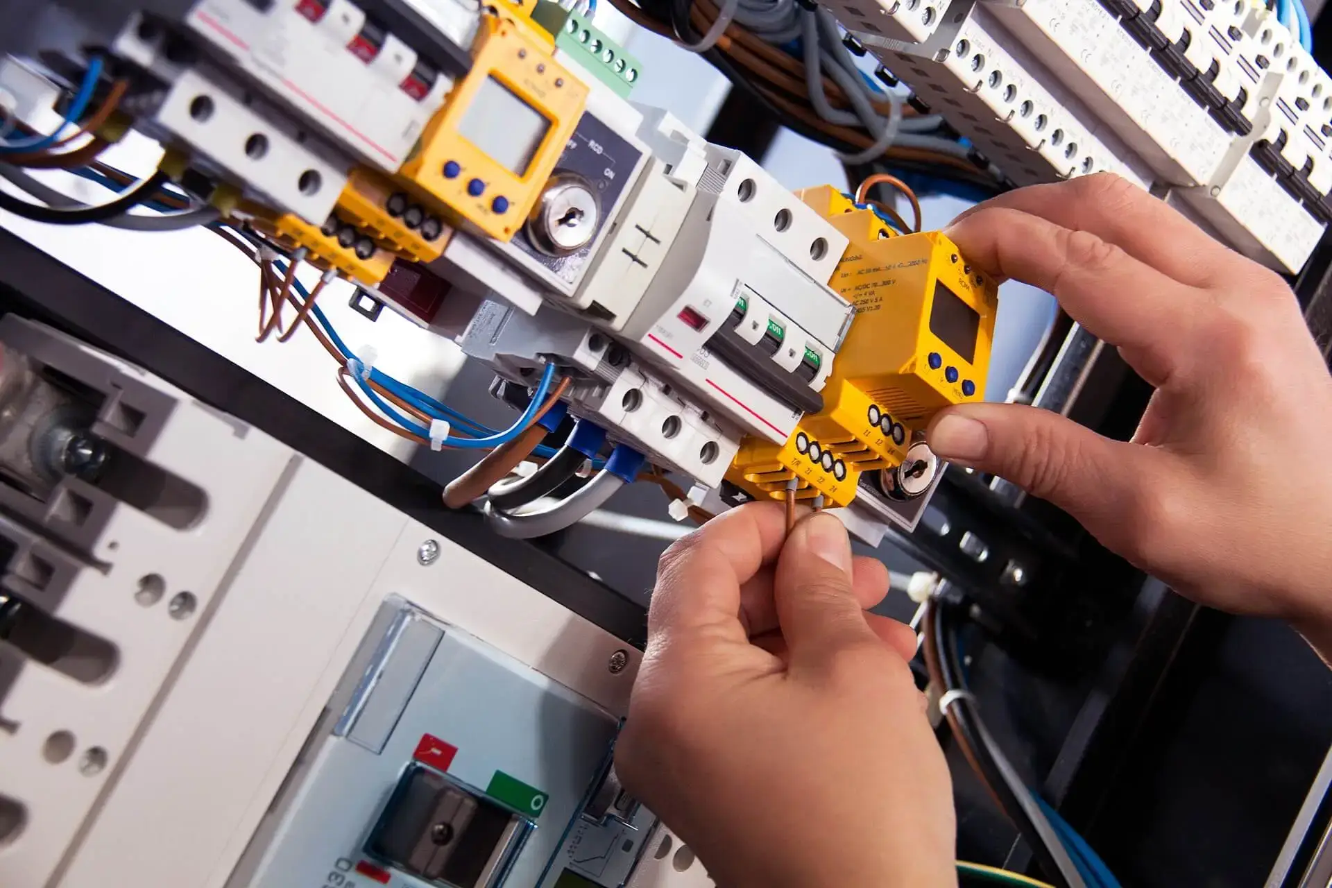 Certified electricians in Highbury